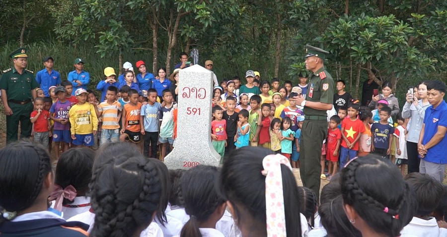 "Tiết học biên giới" bên cột mốc 591 trên tuyến biên giới Việt Nam - Lào do Đồn Biên phòng Hướng Lập thuộc BĐBP tỉnh Quảng Trị phối hợp lực lượng vũ trang biên giới nước bạn tổ chức "Tiết học biên giới" bên cột mốc 591 trên tuyến biên giới Việt Nam - Lào do Đồn Biên phòng Hướng Lập thuộc BĐBP tỉnh Quảng Trị phối hợp lực lượng vũ trang biên giới nước bạn tổ chức