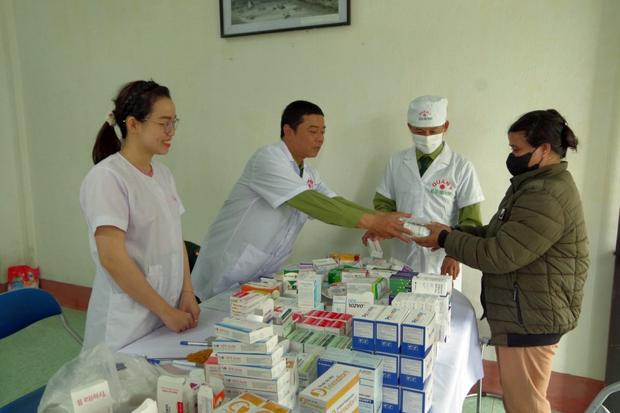 Cấp phát thuốc miễn phí cho đồng bào và lực lượng vũ trang khu vực biên giới Việt Nam - Lào tại các trạm xá quân dân y do Báo SGGP tài trợ. Ảnh: VÕ TIẾN Cấp phát thuốc miễn phí cho đồng bào và lực lượng vũ trang khu vực biên giới Việt Nam - Lào tại các trạm xá quân dân y do Báo SGGP tài trợ. Ảnh: VÕ TIẾN