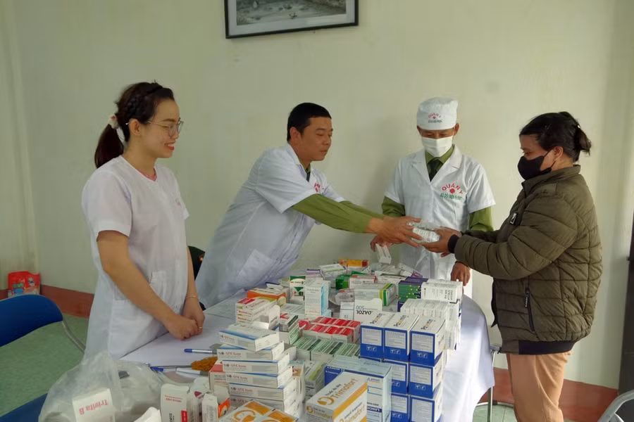 Cấp phát thuốc miễn phí cho đồng bào và lực lượng vũ trang khu vực biên giới Việt Nam - Lào tại các trạm xá quân dân y do Báo SGGP tài trợ. Ảnh: VÕ TIẾN