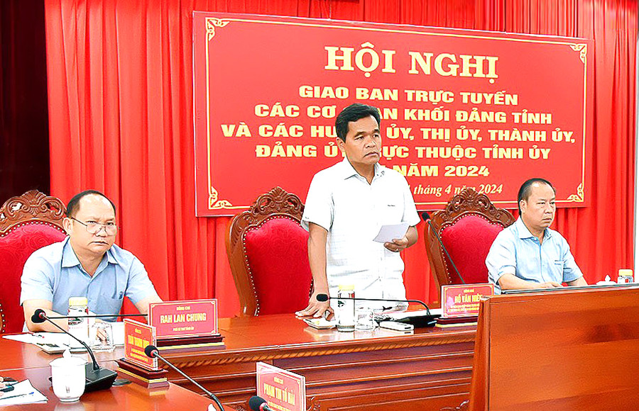 Bí thư Tỉnh ủy, Chủ tịch HĐND tỉnh Hồ Văn Niên phát biểu tại hội nghị. Ảnh: Đức Thụy
