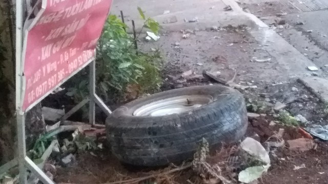 1 bánh trước của xe bán tải văng ra xa 1 bánh trước của xe bán tải văng ra xa