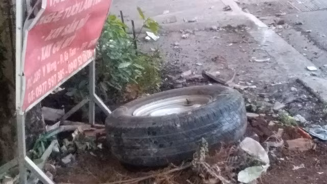 1 bánh trước của xe bán tải văng ra xa