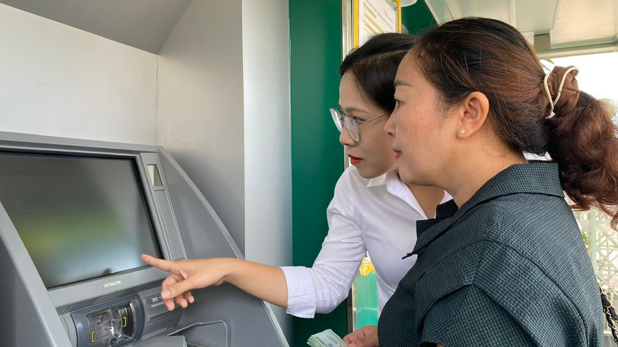 Ngân hàng thương mại chủ động các giải pháp đảm bảo an ninh, an toàn trong hoạt động thẻ ngân hàng, bảo vệ quyền lợi chính đáng của khách hàng. Ảnh: S.C