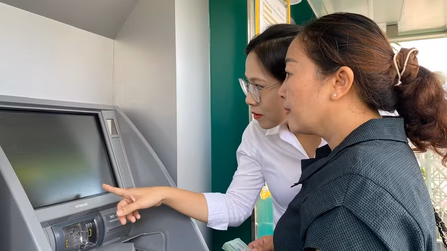 Ngân hàng thương mại chủ động các giải pháp đảm bảo an ninh, an toàn trong hoạt động thẻ ngân hàng, bảo vệ quyền lợi chính đáng của khách hàng. Ảnh: S.C Ngân hàng thương mại chủ động các giải pháp đảm bảo an ninh, an toàn trong hoạt động thẻ ngân hàng, bảo vệ quyền lợi chính đáng của khách hàng. Ảnh: S.C