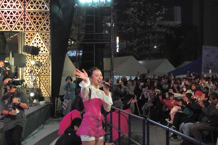 Giana và Erik cũng có màn hòa giọng ở hai ca khúc Happy To See You và Khúc giao mùa Giana và Erik cũng có màn hòa giọng ở hai ca khúc Happy To See You và Khúc giao mùa