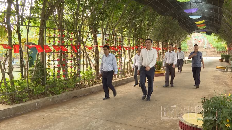 Du khách tham quan tại Khu Du lịch Phước Sơn của Công ty TNHH MTV Sản xuất nông nghiệp công nghệ cao, thương mại, dịch vụ, du lịch Nguyên Thành Phát (Đắk R’lấp)