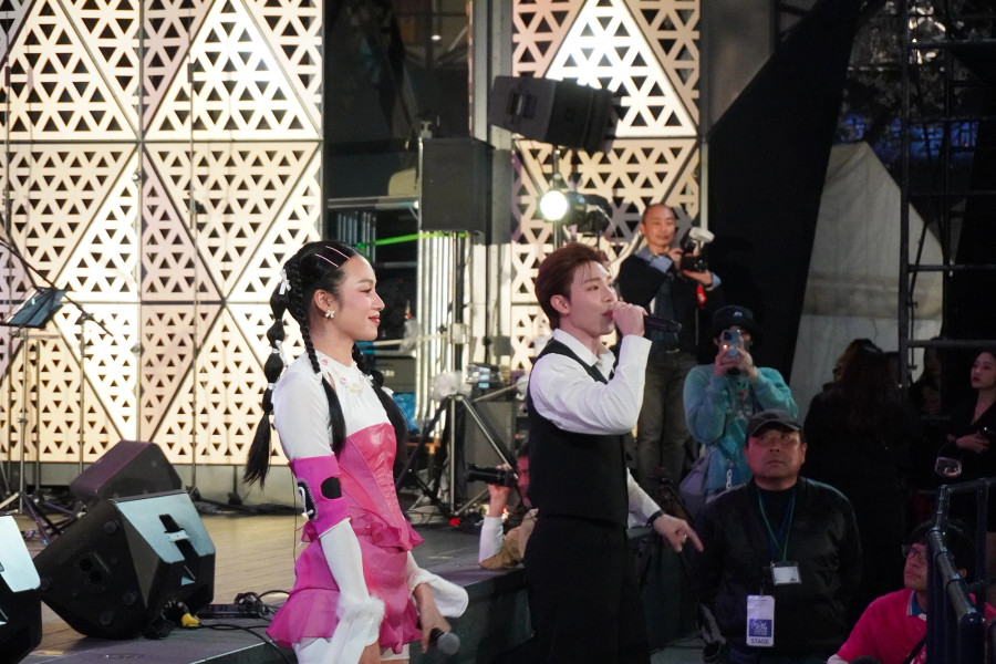 Trong khi đó, Erik lại mang đến hình ảnh chững chạc hơn Trong khi đó, Erik lại mang đến hình ảnh chững chạc hơn