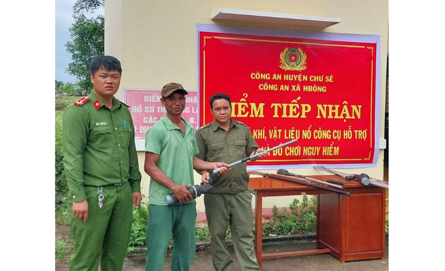 Người dân giao nộp súng cồn hơi cho Công an huyện Chư Sê. Ảnh: R.H Người dân giao nộp súng cồn hơi cho Công an huyện Chư Sê. Ảnh: R.H