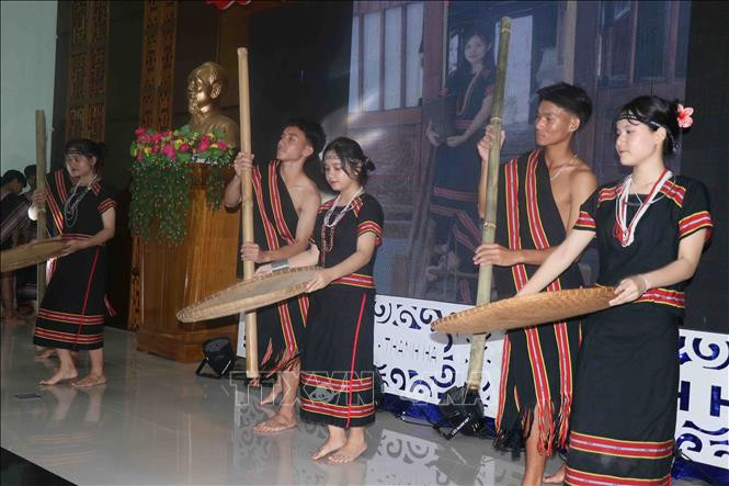 Trang phục của người M’Nông trong sinh hoạt hằng ngày. Trang phục của người M’Nông trong sinh hoạt hằng ngày.