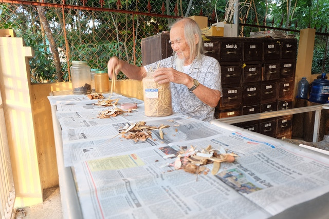 Ngày ngày cụ Phạm Thọ Tầng vẫn miệt mài với những bài thuốc chữa bệnh cứu người Ngày ngày cụ Phạm Thọ Tầng vẫn miệt mài với những bài thuốc chữa bệnh cứu người
