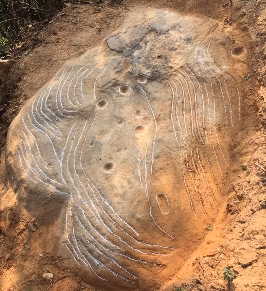 Hình dáng tảng đá có khắc hình ở xã Chế Cu Nha. Ảnh: THÀNH TRUNG