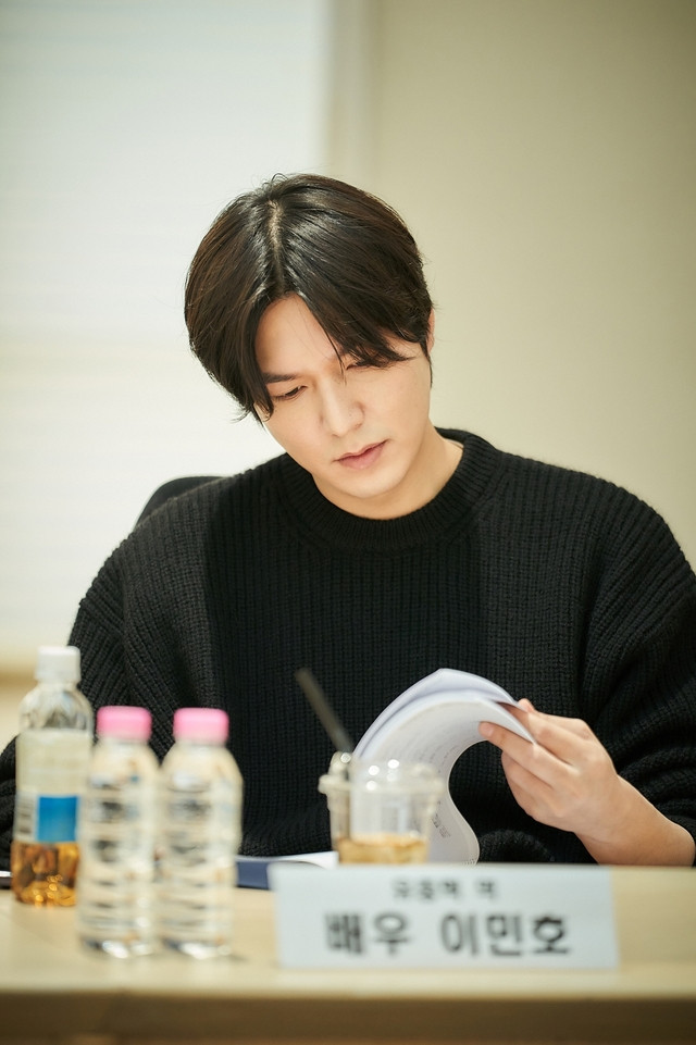 Lee Min Ho tại buổi đọc kịch bản cùng ê kíp Omniscient Reader's Viewpoint Lee Min Ho tại buổi đọc kịch bản cùng ê kíp Omniscient Reader's Viewpoint