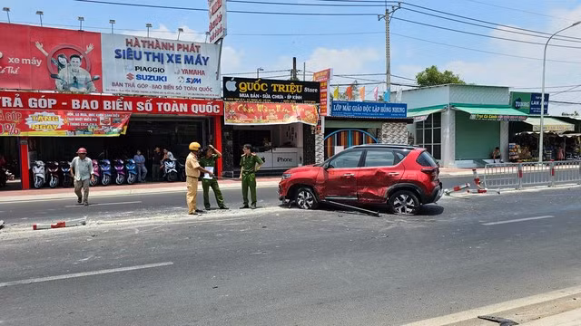 Sau khi húc dải phân cách, chiếc xe tải lao qua chiều đường của hướng ngược lại, tông trúng ô tô 5 chỗ