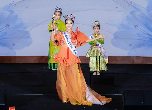 Bé Nguyễn Diệp Chi, lớp 6A2 Trường THCS Yên Hòa, Hà Nội trở thành Quán quân Siêu mẫu nhí toàn năng 2024