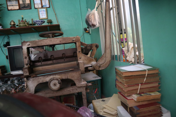 Chiếc máy xén sách đã đồng hành cùng ông Rạng suốt gần năm thập kỷ.