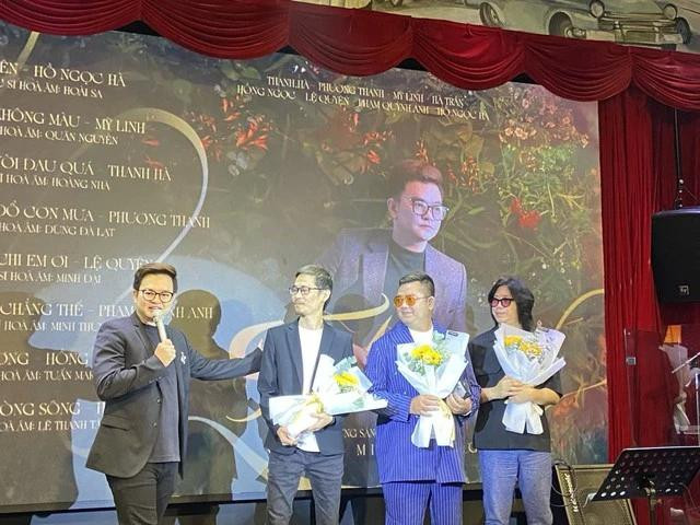 Nguyễn Minh Cường dành lời cảm ơn đối với 3 nhạc sĩ hòa âm: (từ phải qua) Dũng Đà Lạt, Tuấn Mario, Quân Nguyễn