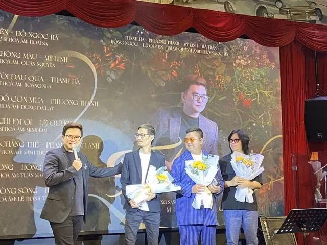 Nguyễn Minh Cường dành lời cảm ơn đối với 3 nhạc sĩ hòa âm: (từ phải qua) Dũng Đà Lạt, Tuấn Mario, Quân Nguyễn