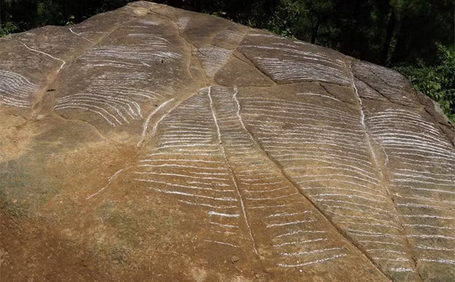 Bãi khắc đá cổ Lao Chải. Ảnh: Báo Yên Bái