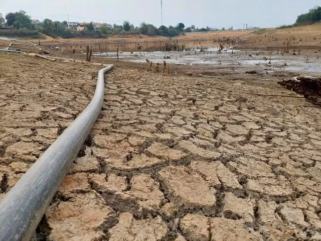 Hồ thủy lợi cạn nước khiến khoảng 200 ha cây trồng trên địa bàn xã Hà Mòn bị ảnh hưởng