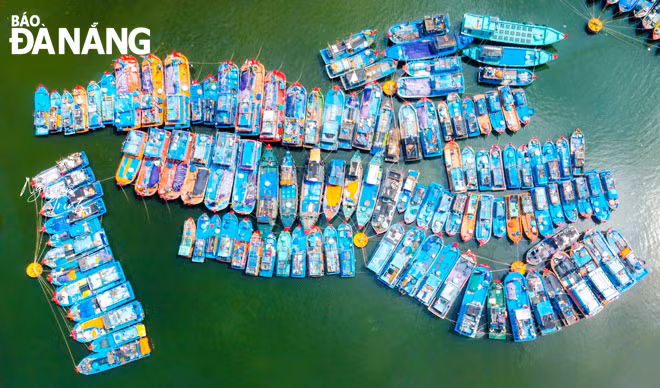 Thuyền về neo bến vịnh Mân Quang. Ảnh: NGUYỄN TRÌNH