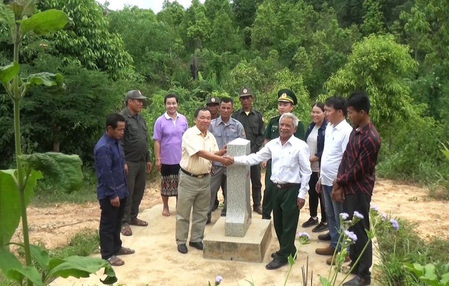 Đại diện bản Ka Tăng (Quảng Trị) và bản Densavan (Savannakhet) bắt tay cam kết bảo vệ biên giới và vun đắp tình hữu nghị Việt - Lào Đại diện bản Ka Tăng (Quảng Trị) và bản Densavan (Savannakhet) bắt tay cam kết bảo vệ biên giới và vun đắp tình hữu nghị Việt - Lào