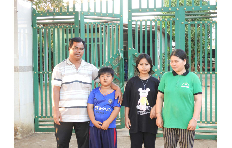 Ông Rơ Lan Đăk và vợ con trước căn nhà của gia đình. Ảnh: T.N Ông Rơ Lan Đăk và vợ con trước căn nhà của gia đình. Ảnh: T.N