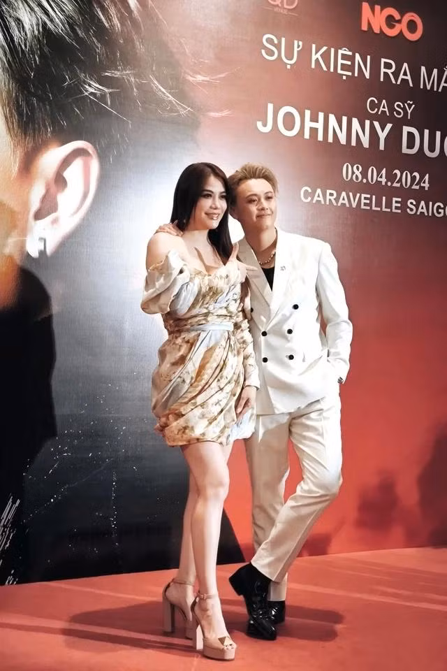 Trương Ngọc Ánh diện thiết kế gợi cảm và có phần trẻ trung đến chúc mừng Johnny Dương
