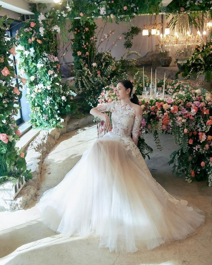 Bức ảnh cưới nhận được 1 triệu lượt thích sau vài giờ nữ chính &quot;Hạ cánh nơi anh&quot; đăng tải.