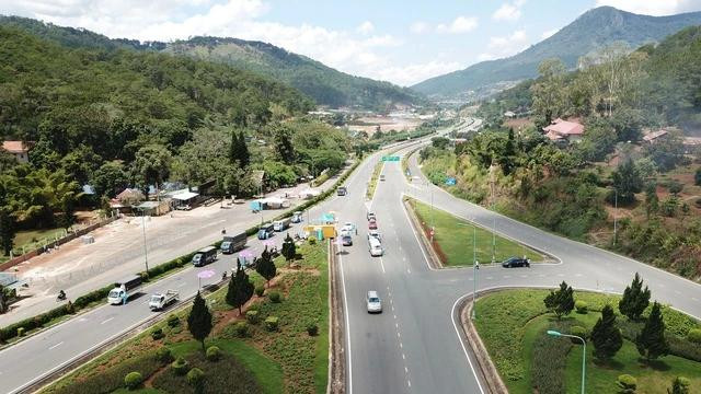 Theo quy chuẩn kỹ thuật quốc gia mới ban hành, đường bộ cao tốc có quy mô tối thiểu 4 làn xe chạy (2 làn xe cho mỗi chiều), có làn dừng xe khẩn cấp được bố trí liên tục...