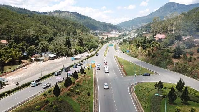 Theo quy chuẩn kỹ thuật quốc gia mới ban hành, đường bộ cao tốc có quy mô tối thiểu 4 làn xe chạy (2 làn xe cho mỗi chiều), có làn dừng xe khẩn cấp được bố trí liên tục...