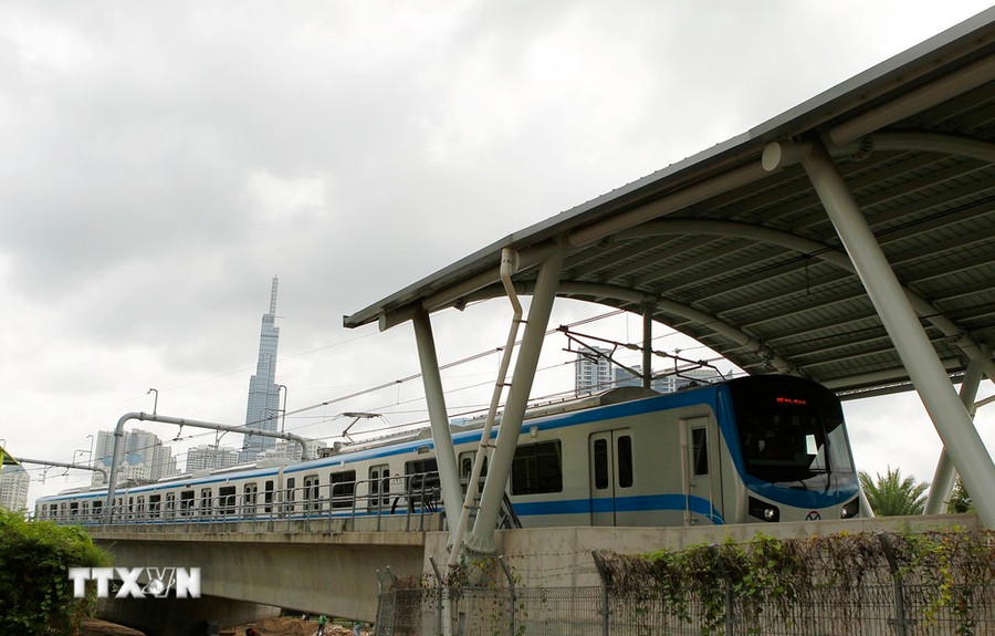 Đoàn tàu đầu tiên của tuyến Metro số 1 (Bến Thành - Suối Tiên) chạy thử nghiệm. (Ảnh: Thanh Vũ/TTXVN) Đoàn tàu đầu tiên của tuyến Metro số 1 (Bến Thành - Suối Tiên) chạy thử nghiệm. (Ảnh: Thanh Vũ/TTXVN)