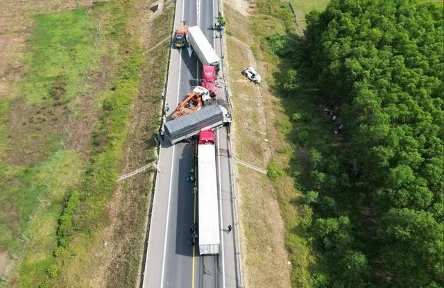 Cao tốc không có làn dừng, không có trạm nghỉ, chỉ có 2 làn xe, tốc độ thấp... là những tồn tại dẫn đến rủi ro của hệ thống cao tốc hiện nay