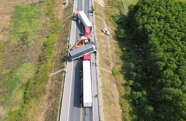 Cao tốc không có làn dừng, không có trạm nghỉ, chỉ có 2 làn xe, tốc độ thấp... là những tồn tại dẫn đến rủi ro của hệ thống cao tốc hiện nay