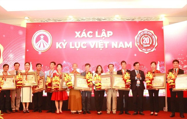 Tổ chức kỷ lục Việt Nam trao chứng nhận xác lập kỷ lục đối với ông Trần Thái Bình (thứ 4 từ phải sang).