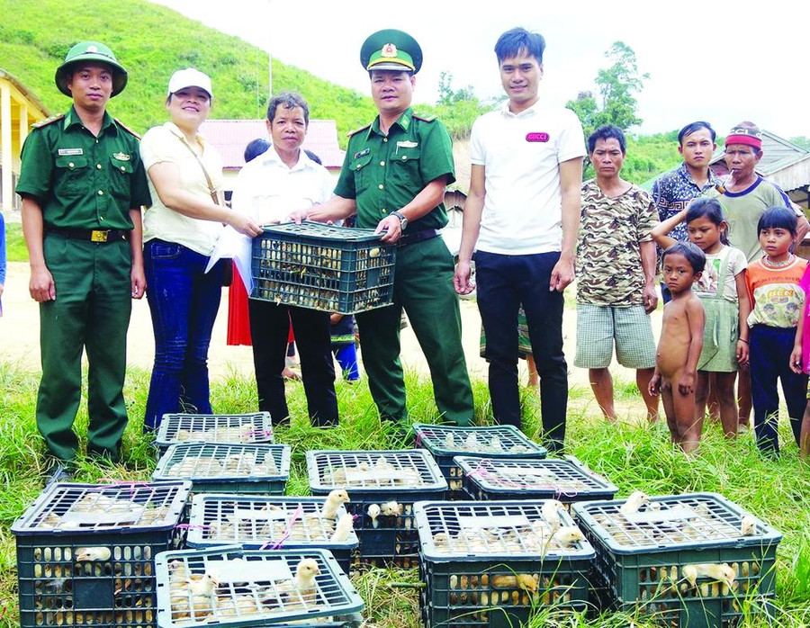 Bộ đội Biên phòng tỉnh Thừa Thiên Huế tặng gà giống cho người dân bản Sê Sáp, huyện Kà Lừm, tỉnh Sekong (Lào) phát triển sinh kế Bộ đội Biên phòng tỉnh Thừa Thiên Huế tặng gà giống cho người dân bản Sê Sáp, huyện Kà Lừm, tỉnh Sekong (Lào) phát triển sinh kế