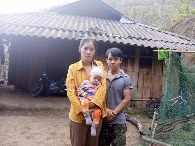 Hai vợ chồng chị Lý Thị Cu và đứa con thứ 3 ở bản Lũng Nặm