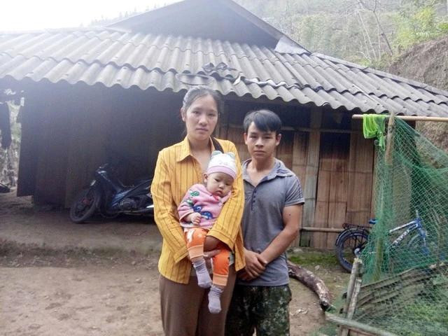 Hai vợ chồng chị Lý Thị Cu và đứa con thứ 3 ở bản Lũng Nặm Hai vợ chồng chị Lý Thị Cu và đứa con thứ 3 ở bản Lũng Nặm