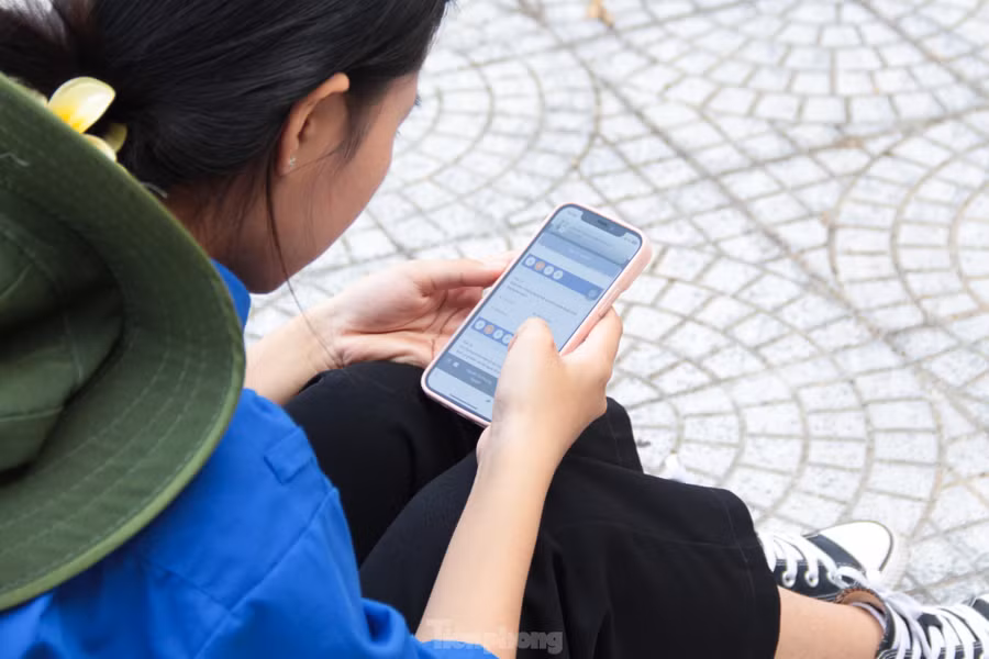 Thay vì các vòng thi kiến thức trên giấy, các thủ lĩnh gen Z tranh tài kiến thức về lịch sử Đoàn, kiến thức lịch sử, văn hóa – xã hội… trên smartphone thông qua quét mã QR.