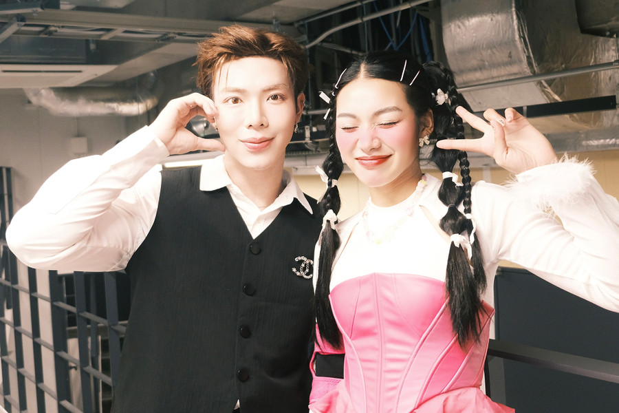 Ca sĩ Giana và Erik vừa có chuyến lưu diễn tại Nhật Bản. Cả hai được mời sang biểu diễn tại Lễ hội Việt Nam với chủ đề Pray For Japan được tổ chức tại Nhà hát ngoài trời Công viên Ikebukuro, thủ đô Tokyo Ca sĩ Giana và Erik vừa có chuyến lưu diễn tại Nhật Bản. Cả hai được mời sang biểu diễn tại Lễ hội Việt Nam với chủ đề Pray For Japan được tổ chức tại Nhà hát ngoài trời Công viên Ikebukuro, thủ đô Tokyo