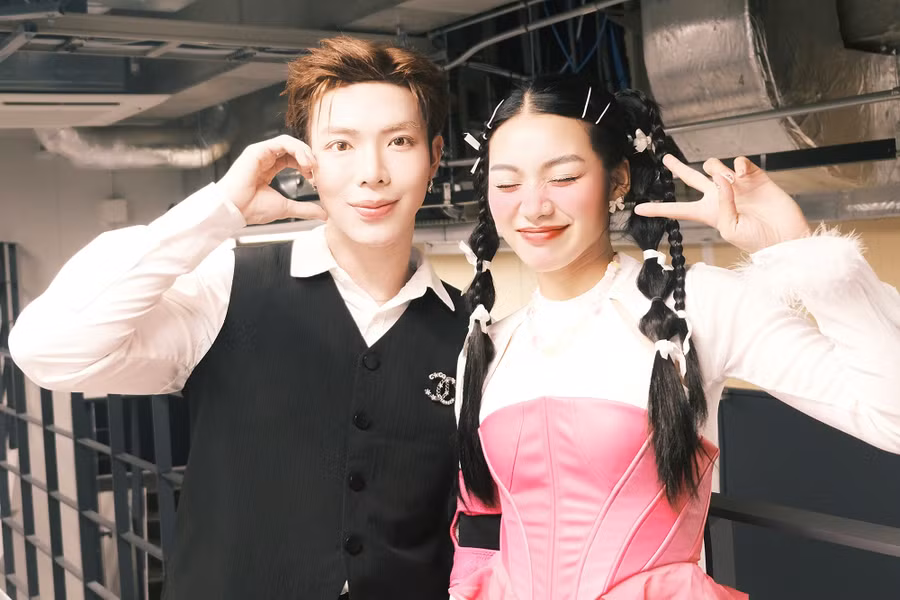 Ca sĩ Giana và Erik vừa có chuyến lưu diễn tại Nhật Bản. Cả hai được mời sang biểu diễn tại Lễ hội Việt Nam với chủ đề Pray For Japan được tổ chức tại Nhà hát ngoài trời Công viên Ikebukuro, thủ đô Tokyo