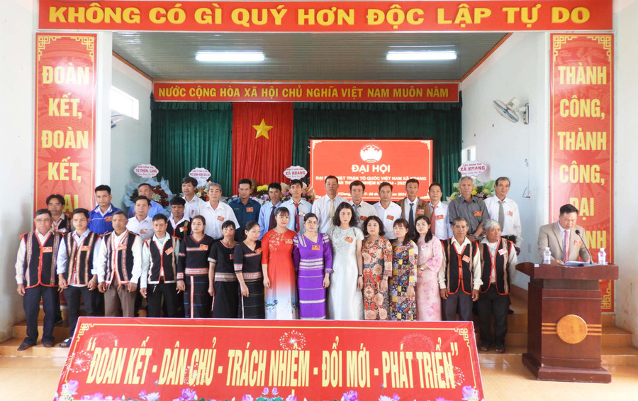 Ủy ban MTTQ Việt Nam xã Kdang khóa IX (nhiệm kỳ 2024-2029) ra mắt và nhận nhiệm vụ tại Đại hội. Ảnh: T.N