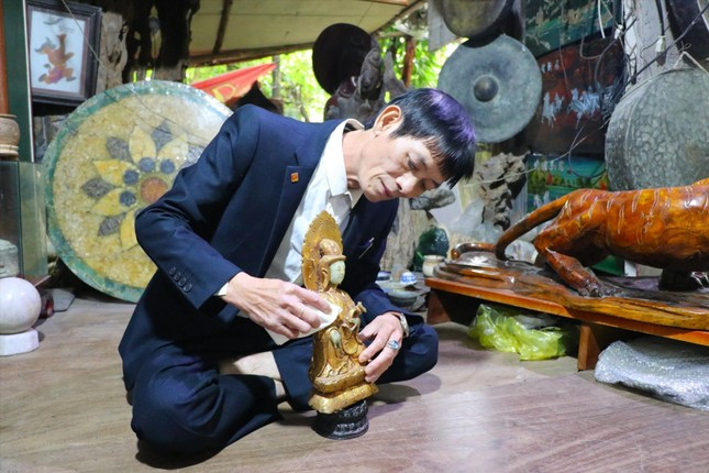 Ông Trần Thái Bình bên bức tượng Phật ngọc mạ vàng.