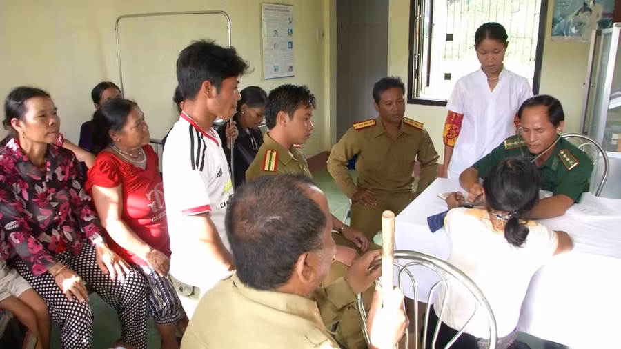 Khám bệnh cho đồng bào và lực lượng vũ trang khu vực biên giới Việt Nam - Lào tại các trạm xá quân dân y do Báo SGGP tài trợ. Ảnh: VÕ TIẾN