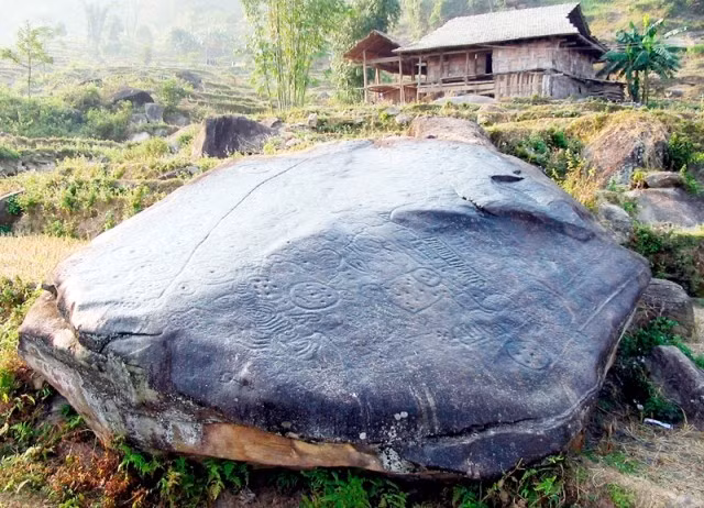 Phiến đá có hình khắc cổ ở Nấm Dẩn, huyện Xín Mần (tỉnh Hà Giang). Ảnh: Trang thông tin của Sở VH-TT-DL tỉnh Hà Giang