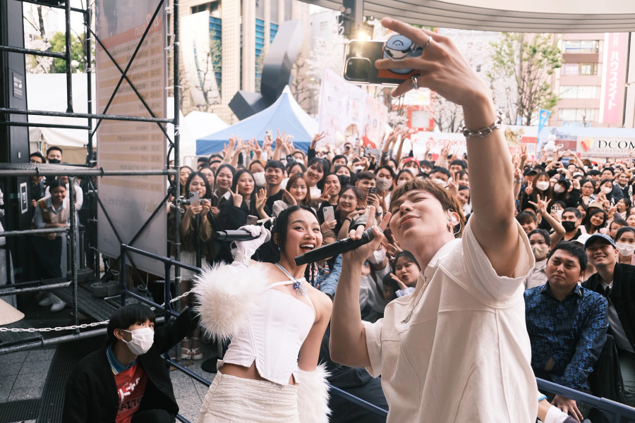 Trong cả hai ngày biểu diễn tại Tokyo, Erik và giọng ca sinh năm 2002 đều tích cực khuấy động không khí lễ hội cũng như giao lưu với người hâm mộ Trong cả hai ngày biểu diễn tại Tokyo, Erik và giọng ca sinh năm 2002 đều tích cực khuấy động không khí lễ hội cũng như giao lưu với người hâm mộ