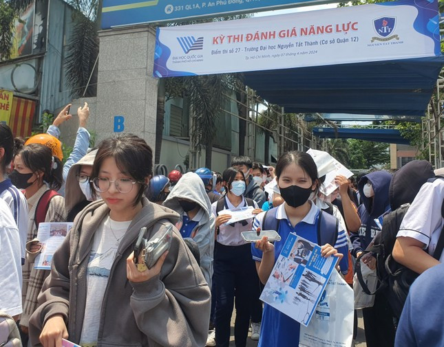 Thí sinh rời phòng thi đánh giá năng lực ở điểm thi TPHCM