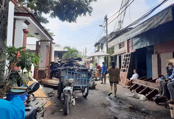 Bà con quay về nhặt nhạnh những thứ còn sót lại.