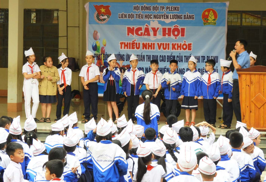 Trường Tiểu học Nguyễn Lương Bằng (TP. Pleiku) luôn quan tâm giáo dục truyền thống cho học sinh và các sinh hoạt ngoại khóa nhằm nâng cao chất lượng giáo dục toàn diện. Ảnh: T.N Trường Tiểu học Nguyễn Lương Bằng (TP. Pleiku) luôn quan tâm giáo dục truyền thống cho học sinh và các sinh hoạt ngoại khóa nhằm nâng cao chất lượng giáo dục toàn diện. Ảnh: T.N