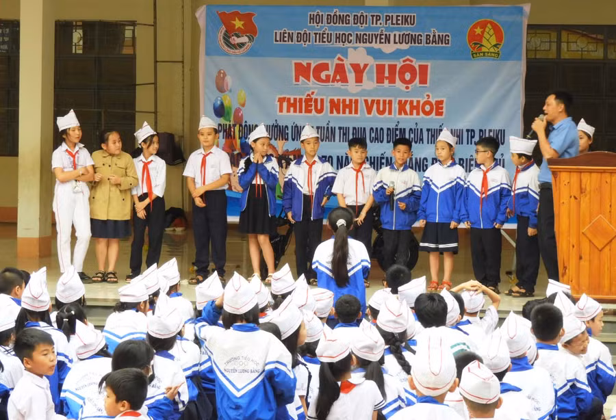 Trường Tiểu học Nguyễn Lương Bằng (TP. Pleiku) luôn quan tâm giáo dục truyền thống cho học sinh và các sinh hoạt ngoại khóa nhằm nâng cao chất lượng giáo dục toàn diện. Ảnh: T.N