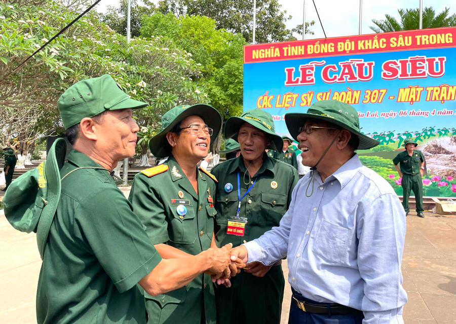 Thống tướng Mat Chia La (bìa phải)-Thứ trưởng Bộ Quốc phòng Campuchia hàn huyên cùng các cựu lính tình nguyện Việt Nam tại lễ cầu siêu. Ảnh: P.D Thống tướng Mat Chia La (bìa phải)-Thứ trưởng Bộ Quốc phòng Campuchia hàn huyên cùng các cựu lính tình nguyện Việt Nam tại lễ cầu siêu. Ảnh: P.D